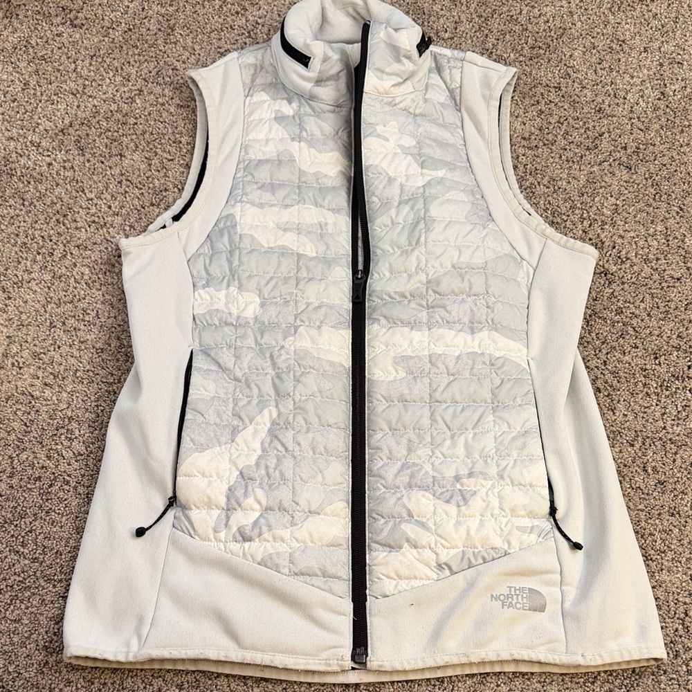 The north face puffer vest thermoball size small